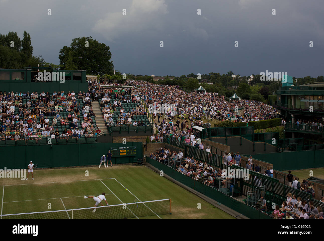Tifosi guardare sul grande schermo e il giudice esterno a Wimbledon. Londra, Inghilterra. Foto Stock