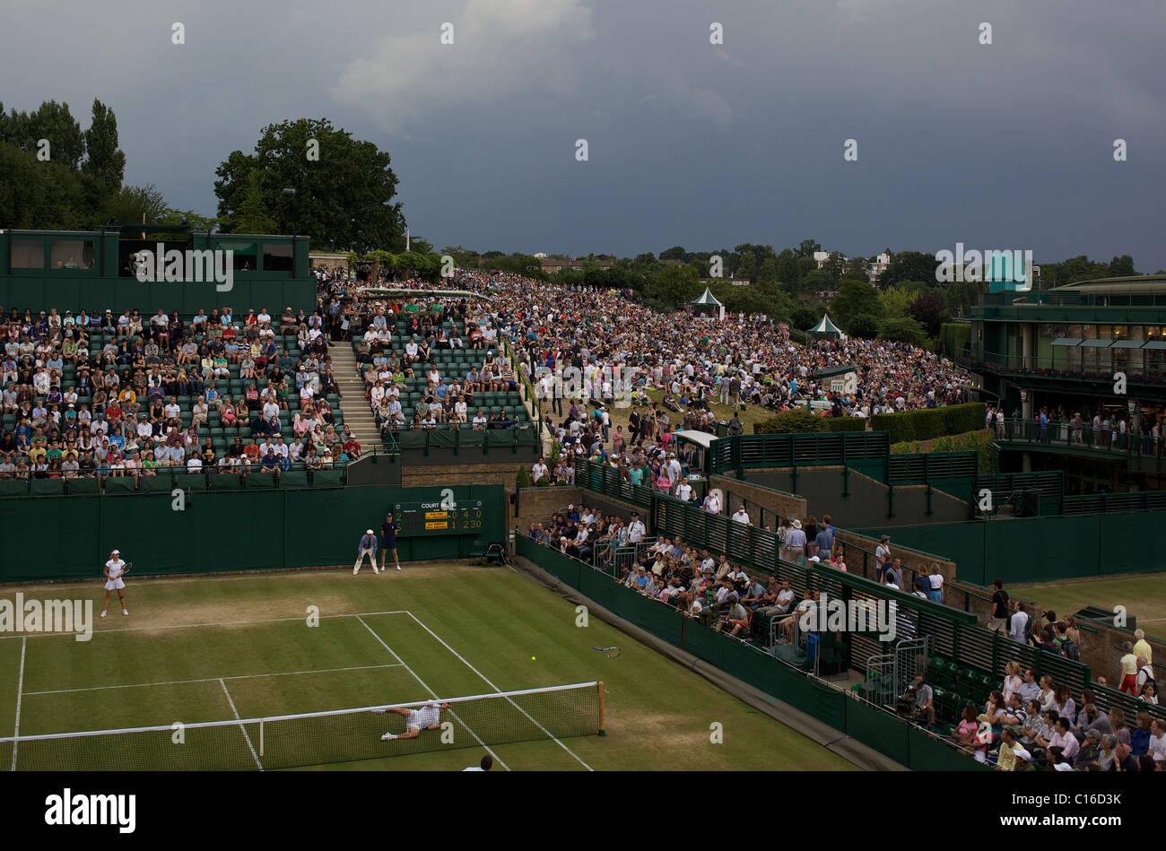 Tifosi guardare sul grande schermo e il giudice esterno a Wimbledon. Londra, Inghilterra. Foto Stock