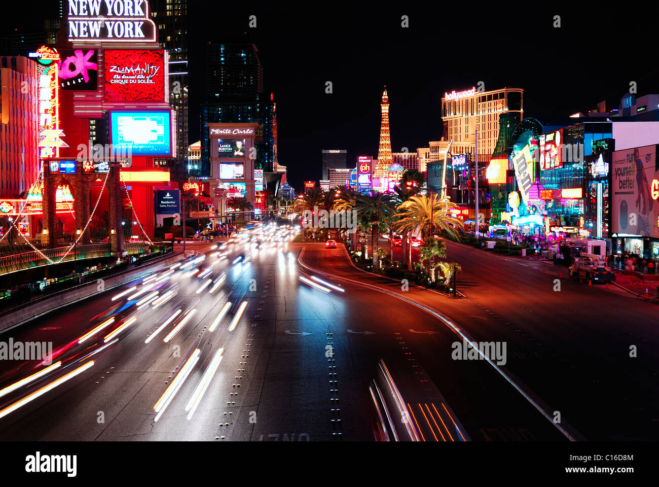 Il Las Vegas Strip è di 3,8 miglia in primo piano con il world class hotel e casinò. Foto Stock