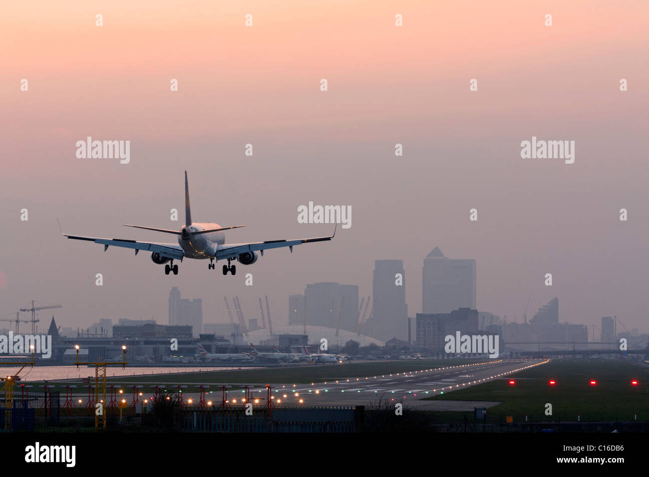 Airbus A318 Sbarco - London City Airport - Docklands Foto Stock