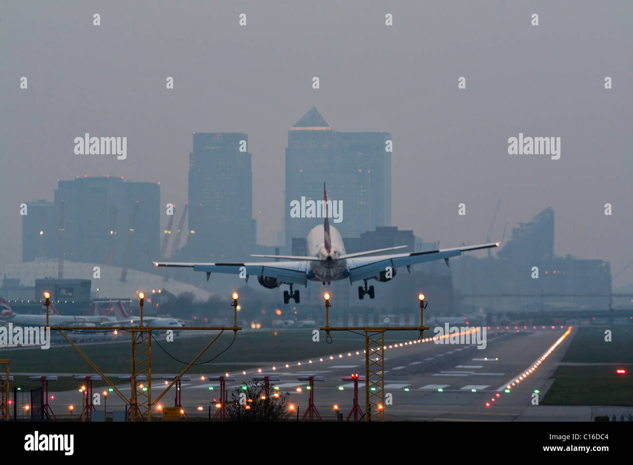 Airbus A318 Sbarco - London City Airport - Docklands Foto Stock