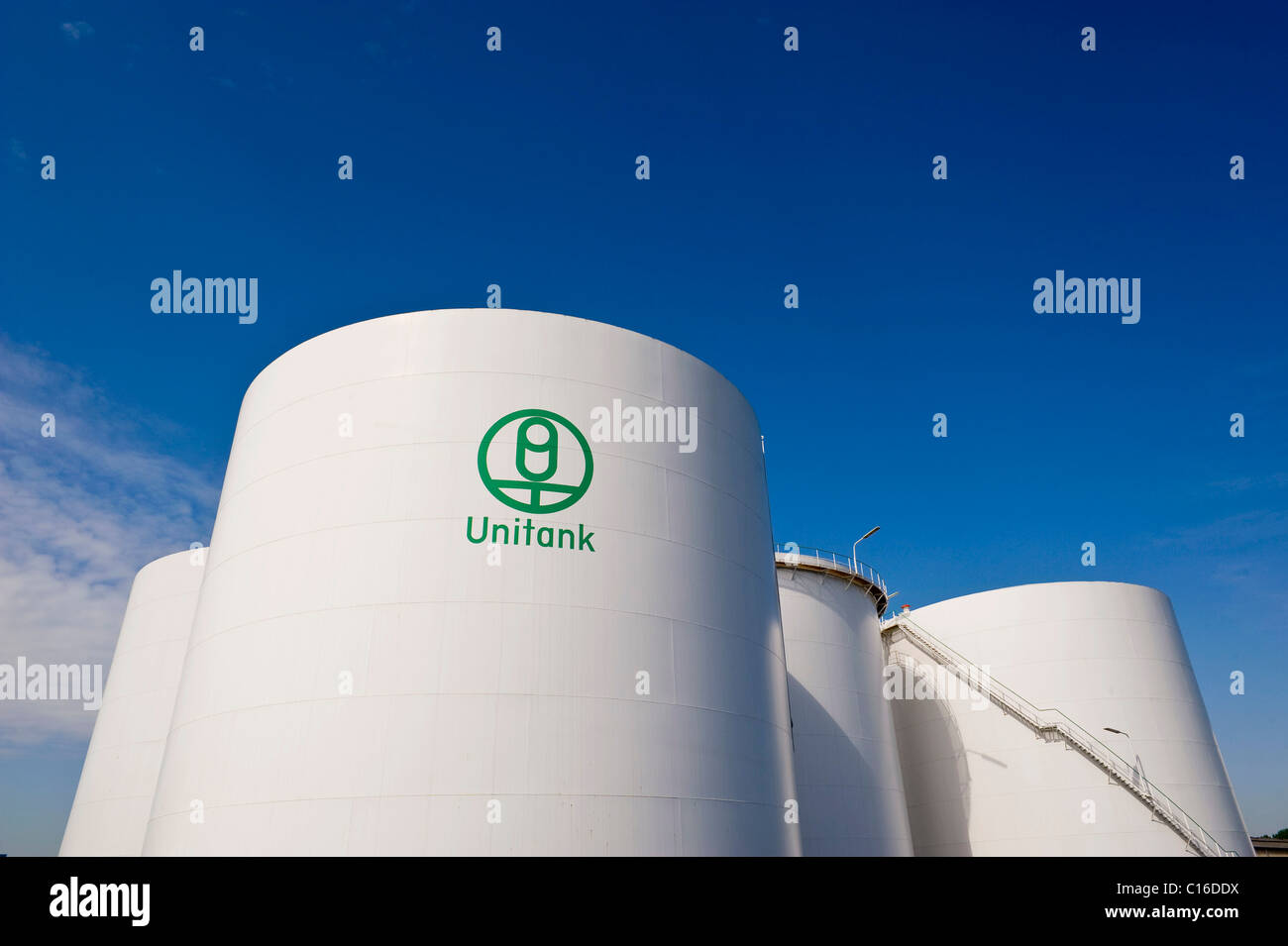 I serbatoi di stoccaggio della società Unitank per olio combustibile e carburante diesel, Berlino, Germania, Europa Foto Stock