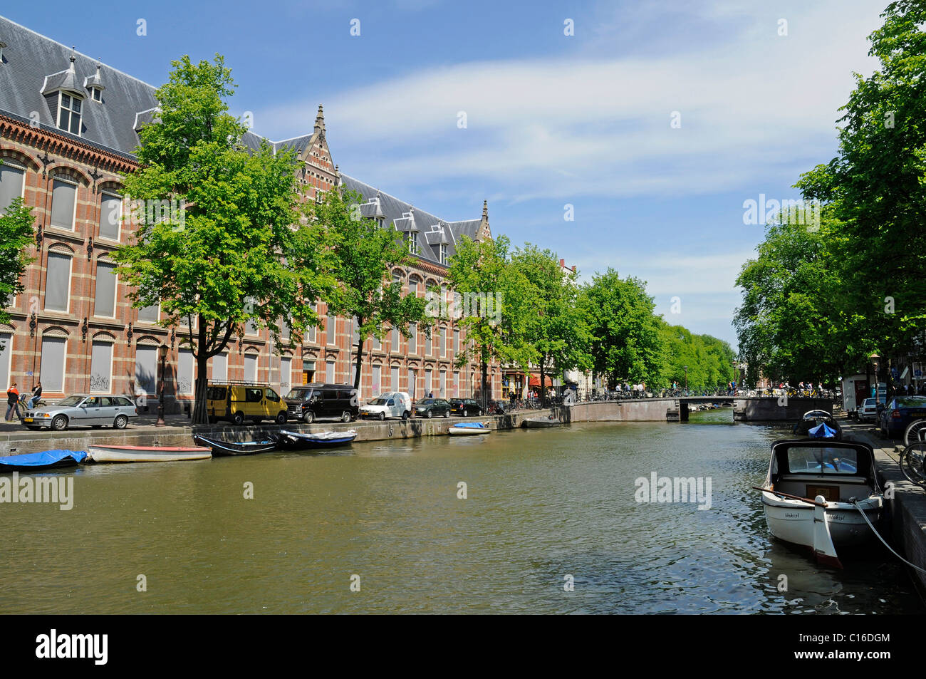 Oost Indish Huis, istituto, università, canal, barca, Amsterdam, Olanda, Paesi Bassi, Europa Foto Stock