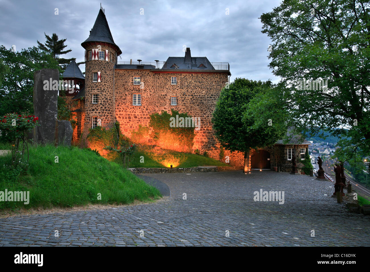 Burg Ockenfels castello, originariamente chiamato Burg zur Leyen, presentazione e centro amministrativo della calzatura di marca e Betula Foto Stock