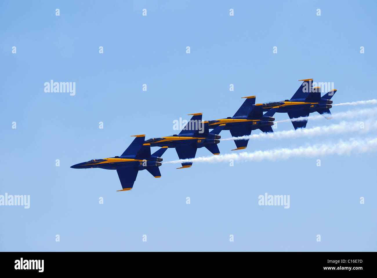 JONES BEACH - 30 Maggio: US Navy Blue Angels Delta sulla formazione di Jones Beach Air Show il 30 maggio 2010 in Jones Beach, New York. Foto Stock