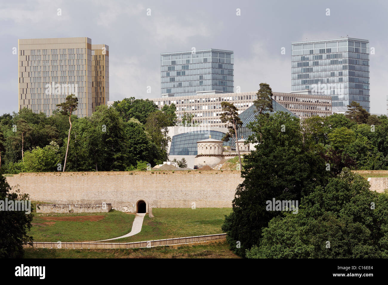 Vista su Fort Thuengen verso Plateau de Kirchberg con edifici ad alta nel quartiere europeo, Lussemburgo, Europa Foto Stock