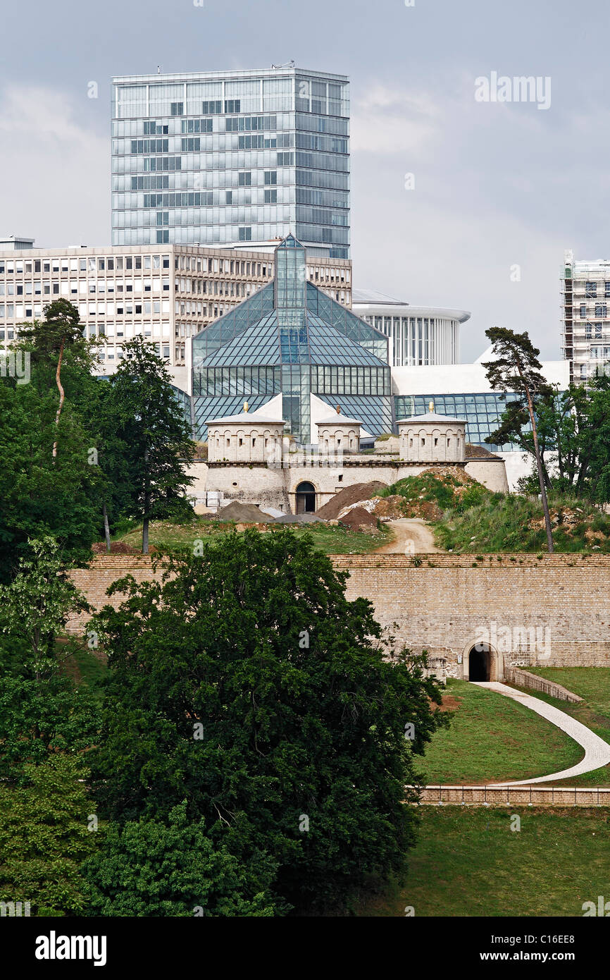 Vista su Fort Thuengen verso Plateau de Kirchberg con edifici ad alta nel quartiere europeo, Lussemburgo, Europa Foto Stock