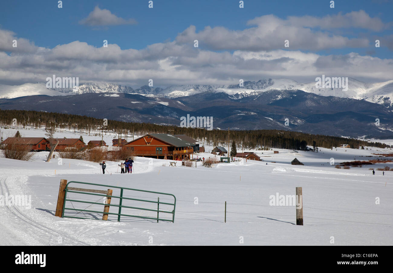 Granby, Colorado - Sci di fondo a Snow Mountain Ranch nelle Montagne Rocciose. Il ranch è gestito dalla YMCA. Foto Stock