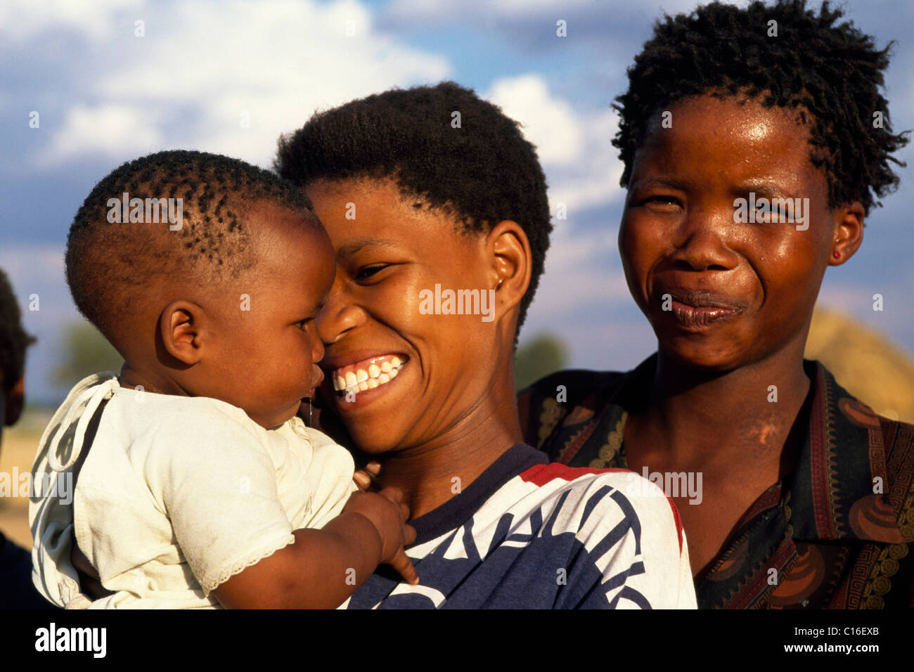 Tribù boscimane, donne e bambini, San Calahari, deserto Botswana, Africa Foto Stock