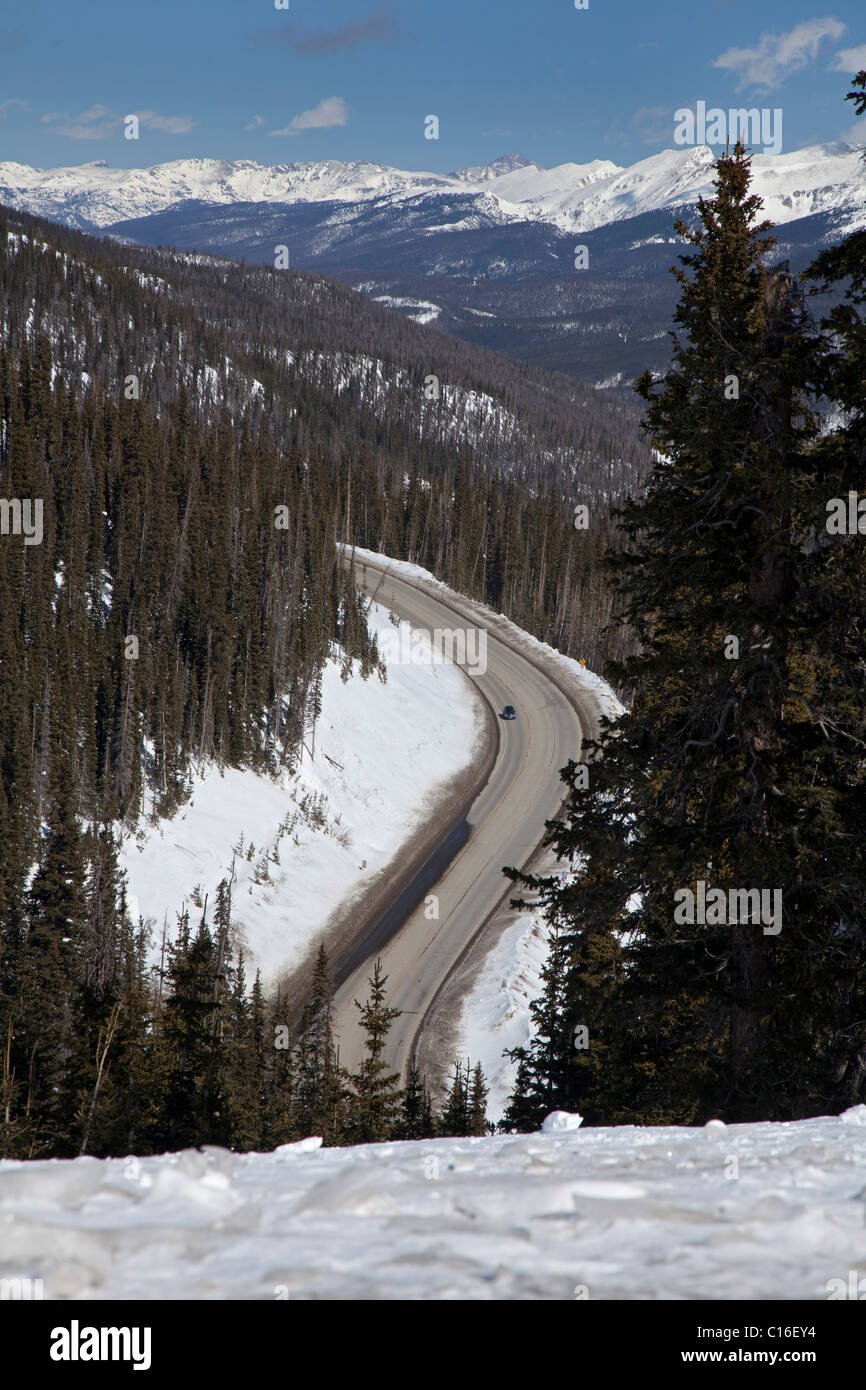 Empire, Colorado - un'auto negli Stati Uniti. 40 avvicinando Berthoud passano nelle Montagne Rocciose. Foto Stock