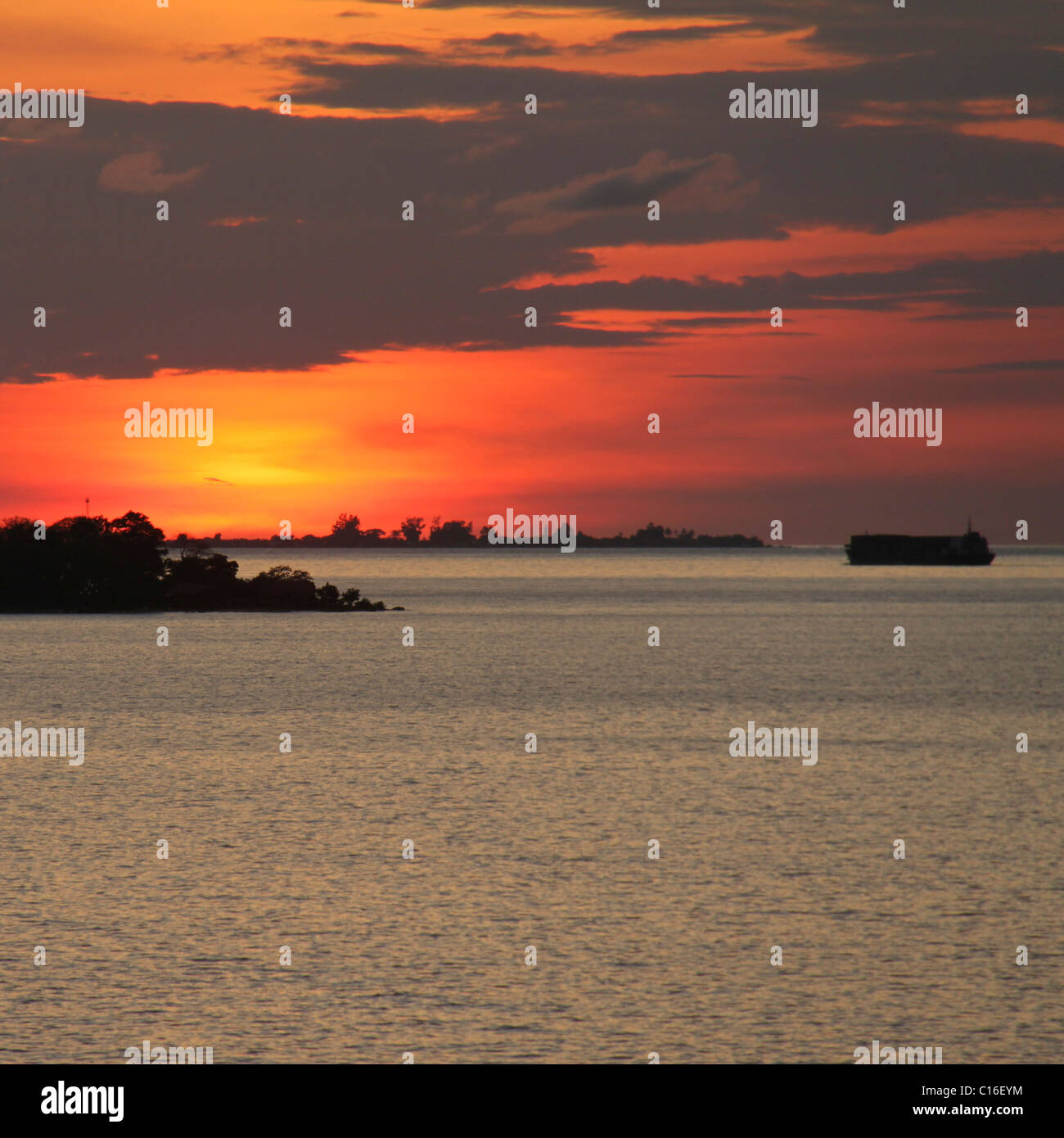 Stagliano navi al tramonto in stretto di Malacca off Makassar, Indonesia Foto Stock