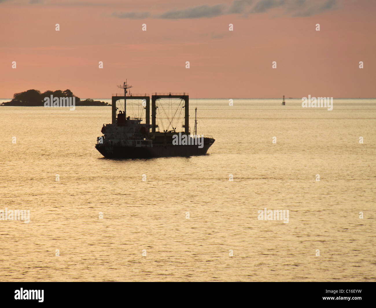 Stagliano navi al tramonto in stretto di Malacca off Makassar, Indonesia Foto Stock