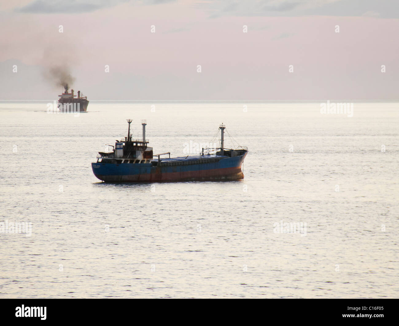 Stagliano navi al tramonto in stretto di Malacca off Makassar, Indonesia Foto Stock
