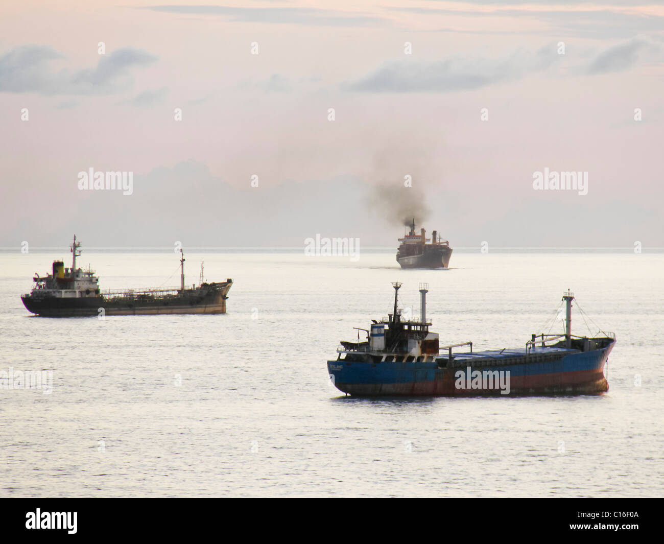 Stagliano navi al tramonto in stretto di Malacca off Makassar, Indonesia Foto Stock