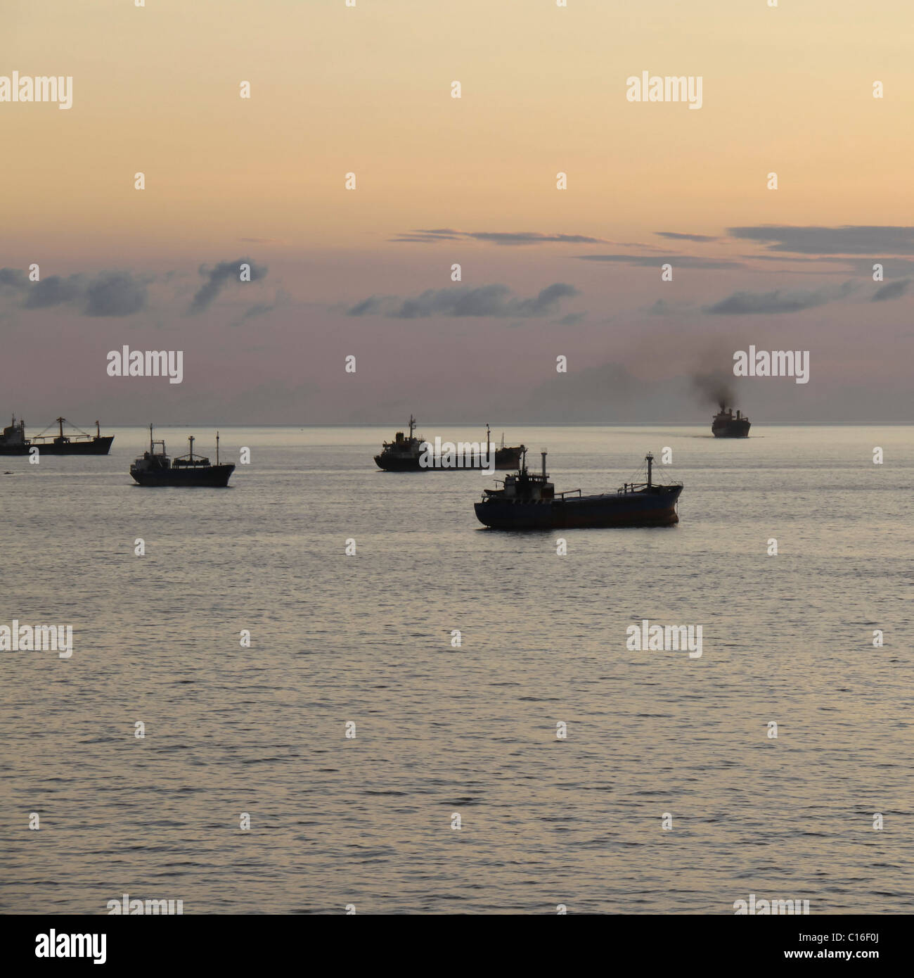 Stagliano navi al tramonto in stretto di Malacca off Makassar, Indonesia Foto Stock