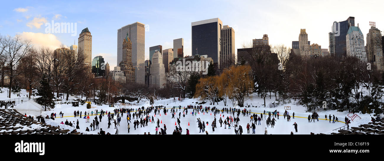 La gente di pattinare sul ghiaccio con bianco Natale a Central Park Ice Rink di accogliere il nuovo anno 2010, Manhattan, New York City. Foto Stock