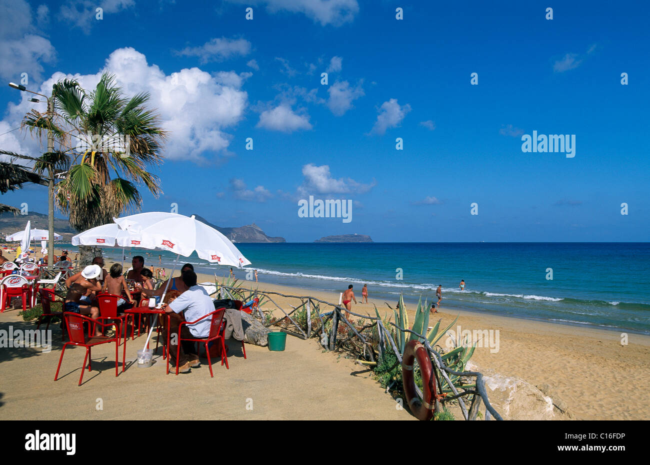 Cafè su di una spiaggia di sabbia sul Porto Santo Island, Madeira, Portogallo, Europa Foto Stock