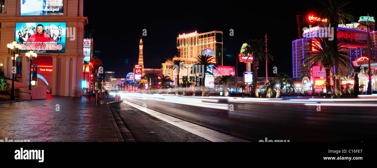 Las Vegas strip panorama notturno con luce colorata e traffico Foto Stock