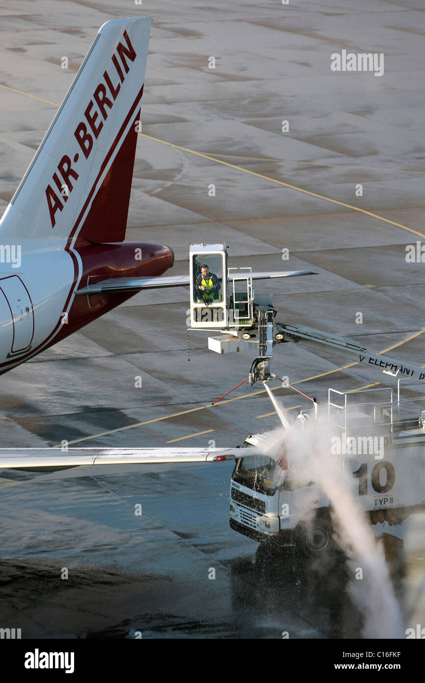 Lo sbrinamento di un Air Berlin macchina, l'aeroporto di Tegel di Berlino, Germania, Europa Foto Stock