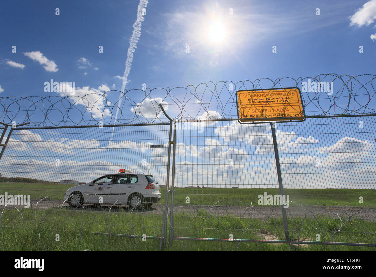 Zona di protezione, di filo spinato recinzione, forza di sicurezza in auto, segno di avvertimento, Berlino, aeroporto Schoenefeld di Berlino, Germania, Europa Foto Stock