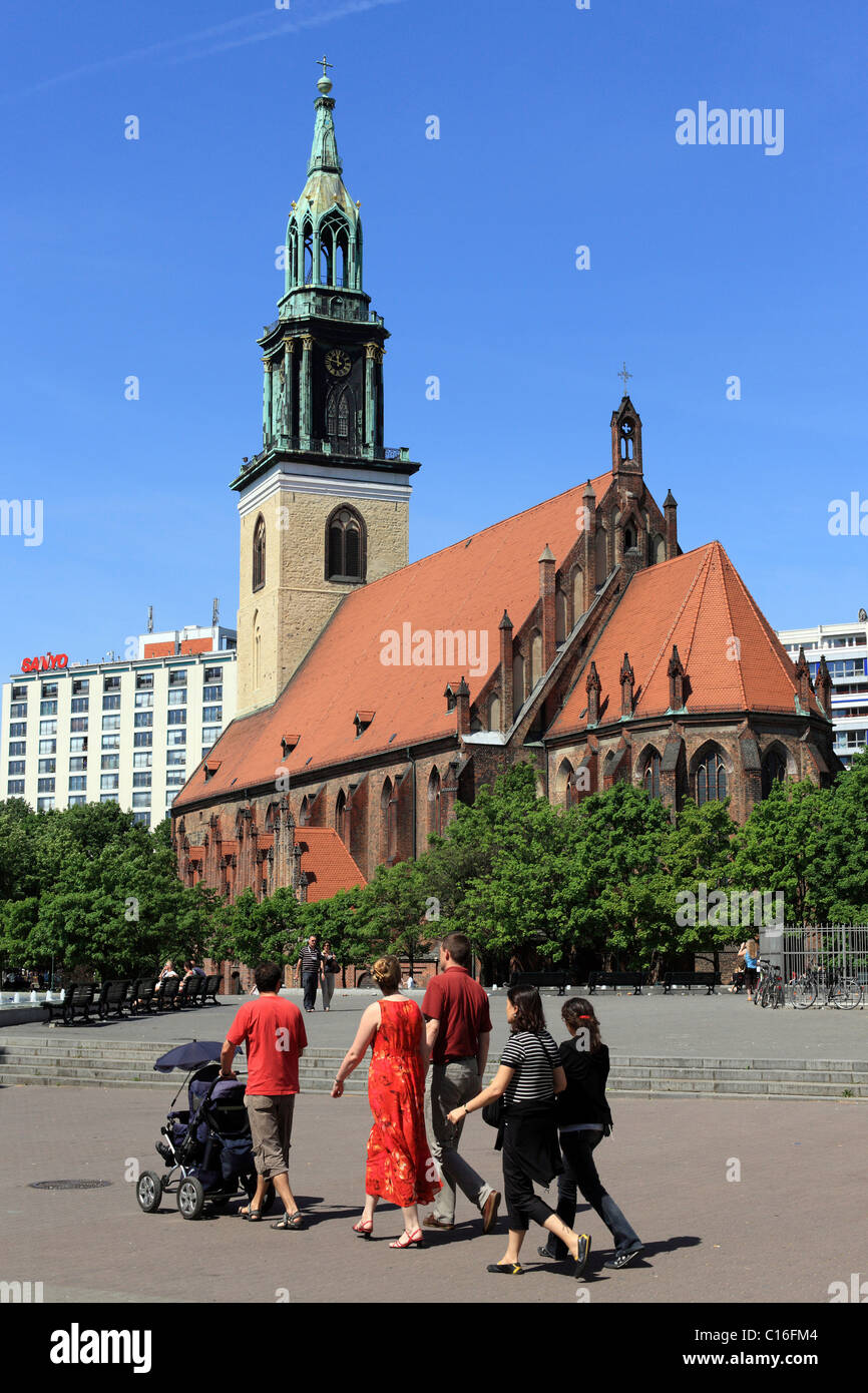 I turisti di fronte Marienkirche chiesa sulla piazza Alexanderplatz di Berlino, Germania, Europa Foto Stock
