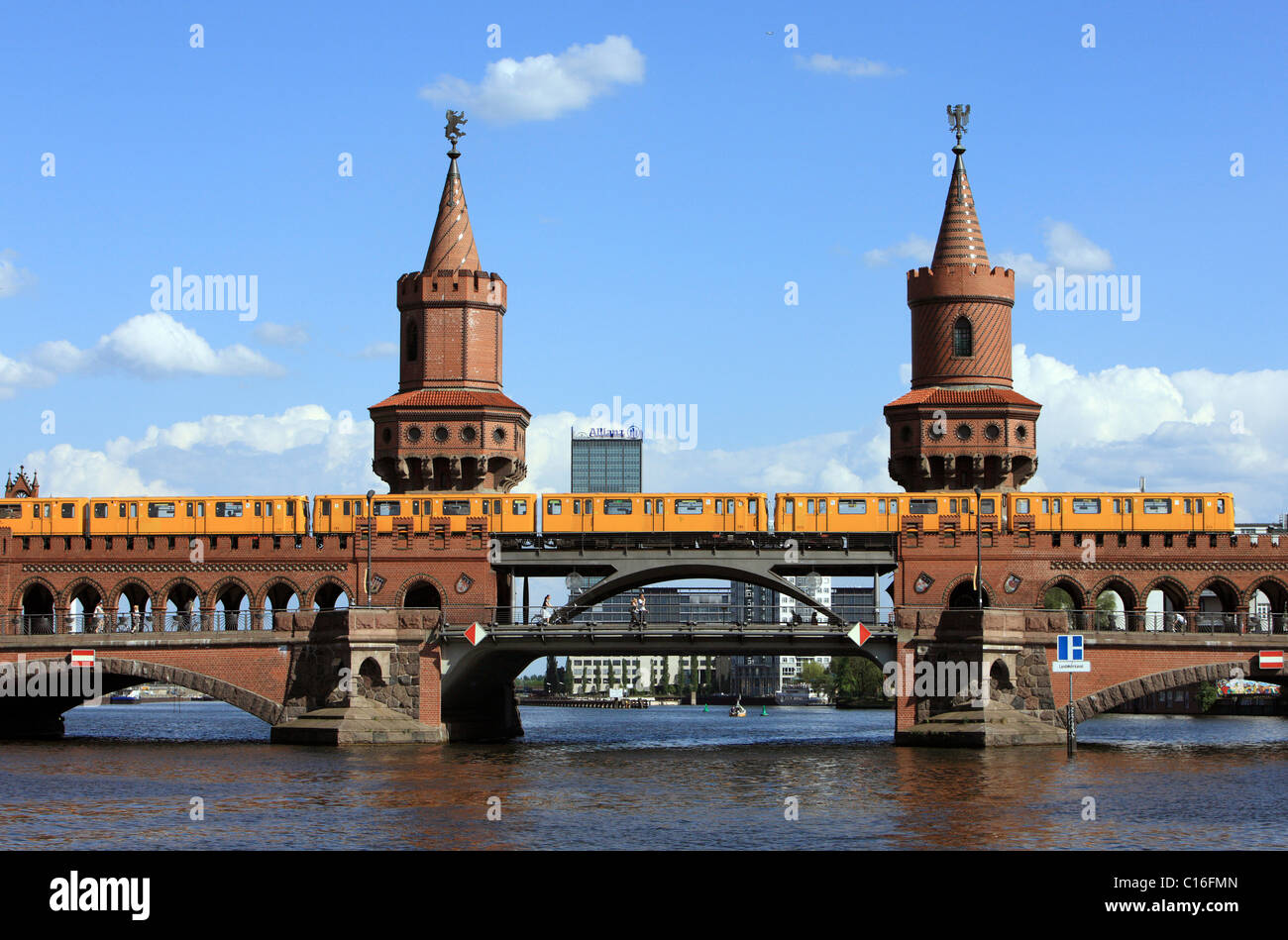 Metropolitana U1 Sul Oberbaumbruecke Ponte Che Attraversa Berlino Fiume Sprea Nel Friedrichshain Kreuzberg Berlino Germania Europa Foto Stock Alamy