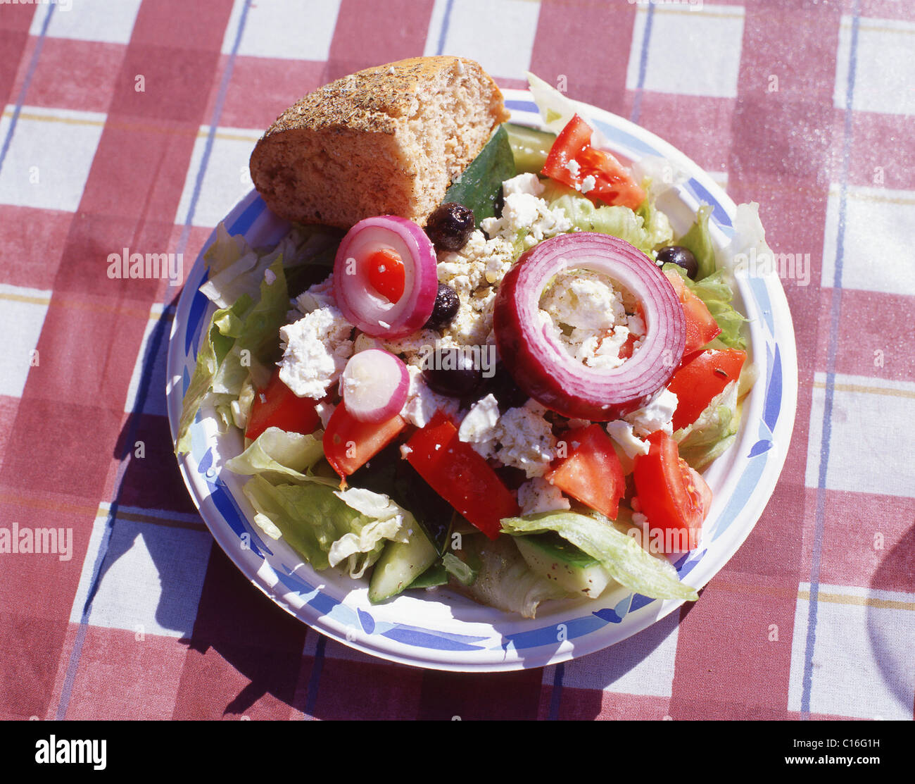 Insalata greca sul tavolo presso la taverna, Lindos, RODI, DODECANNESO, Egeo Meridionale, Grecia Foto Stock