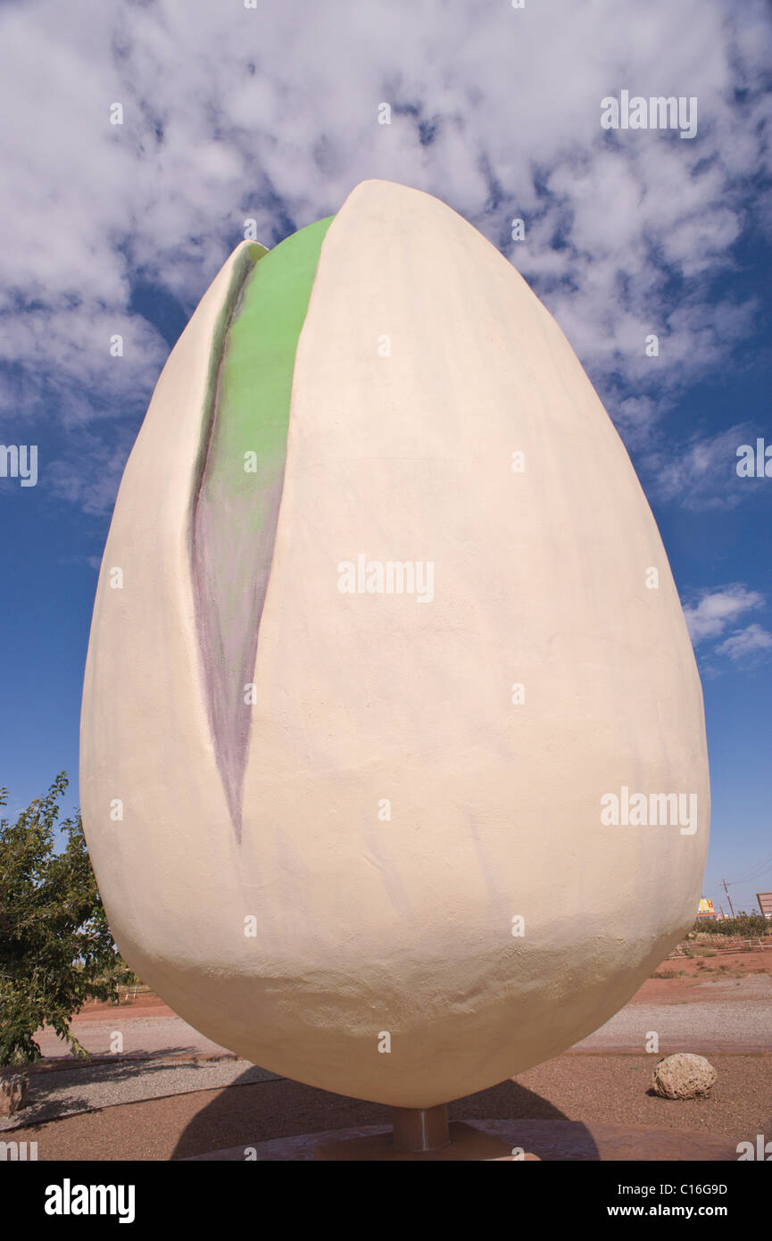 Più grande del mondo di scultura di pistacchio a McGinn di alberi di pistacchio Ranch, Arena Blanca Cantina, Alamogordo, Nuovo Messico. Foto Stock