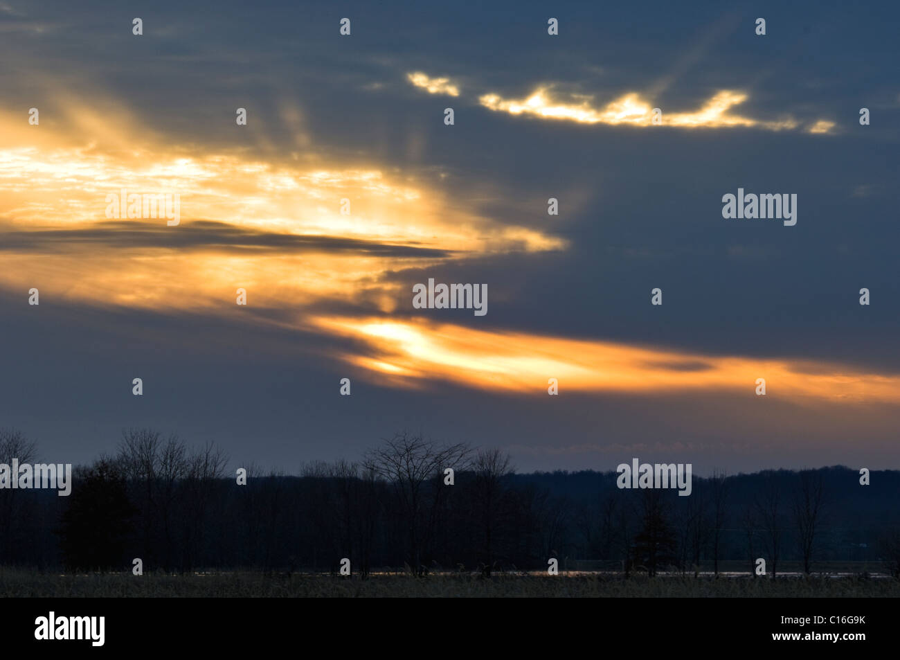 Cielo tempestoso tramonto in fondo Ewing nella Contea di Jackson, Indiana Foto Stock