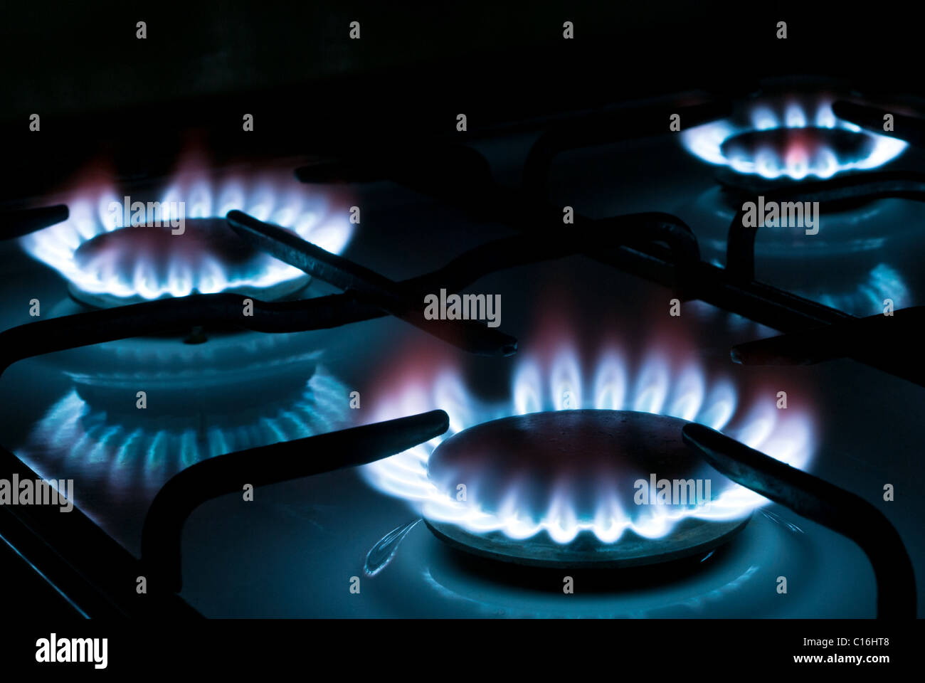 Tre fiamme masterizzazione su una stufa a gas in cucina Foto Stock