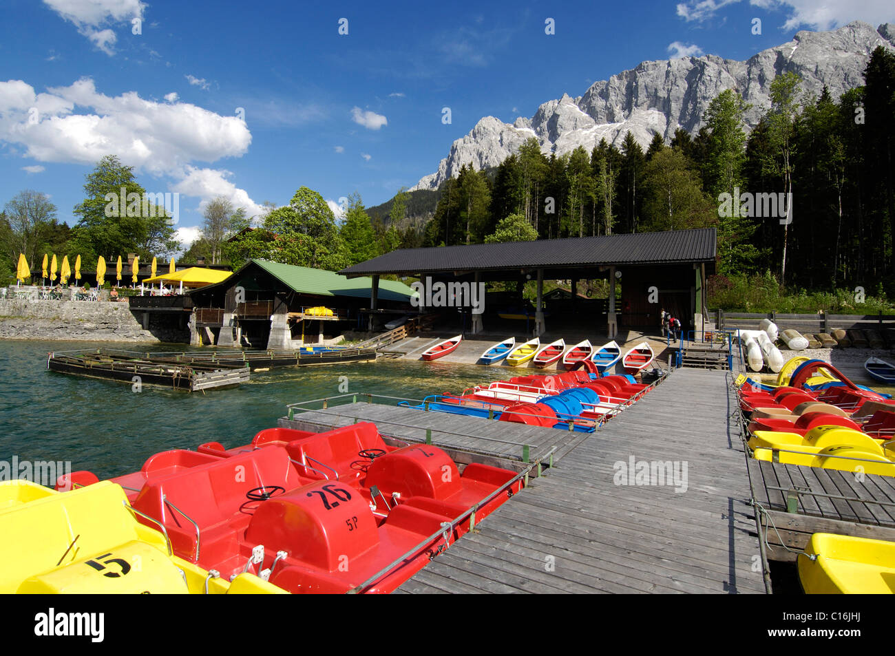 Affitto barche sul lago Eibsee, il Monte Zugspitze, Baviera, Germania, Europa Foto Stock