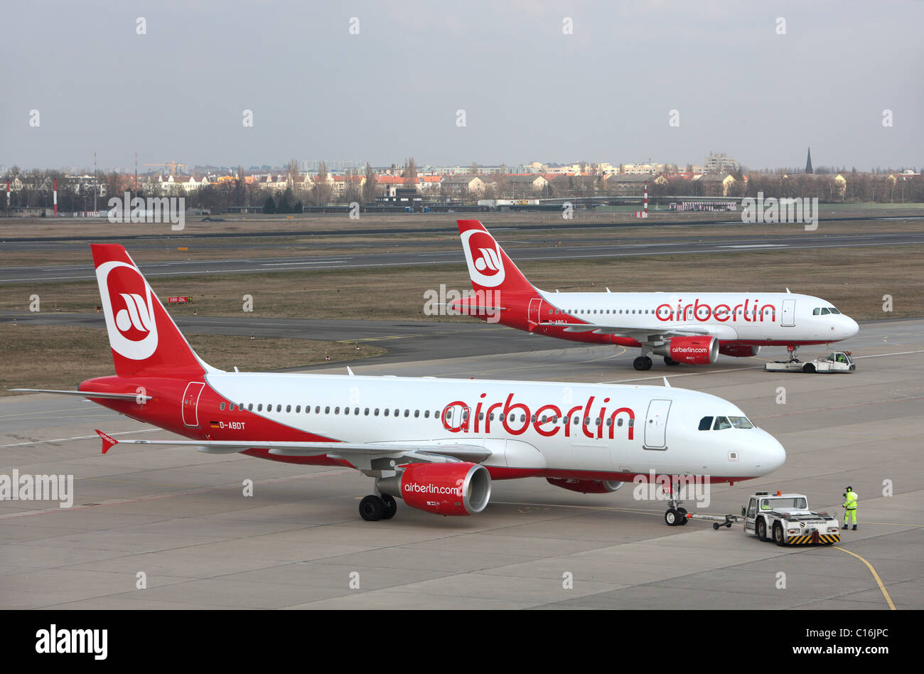 Air Berlin gli aerei passeggeri con il nuovo logo e insegne, Berlino-Tegel Otto Lilienthal Aeroporto Internazionale di Berlino Foto Stock