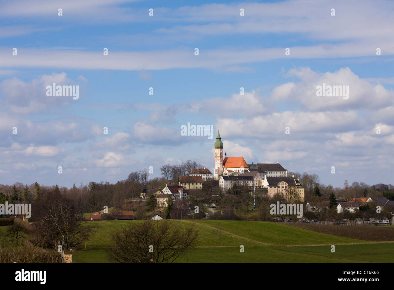 Vista del Monastero di Andechs in primavera, Starnberg distretto, Alta Baviera, Germania, Europa Foto Stock