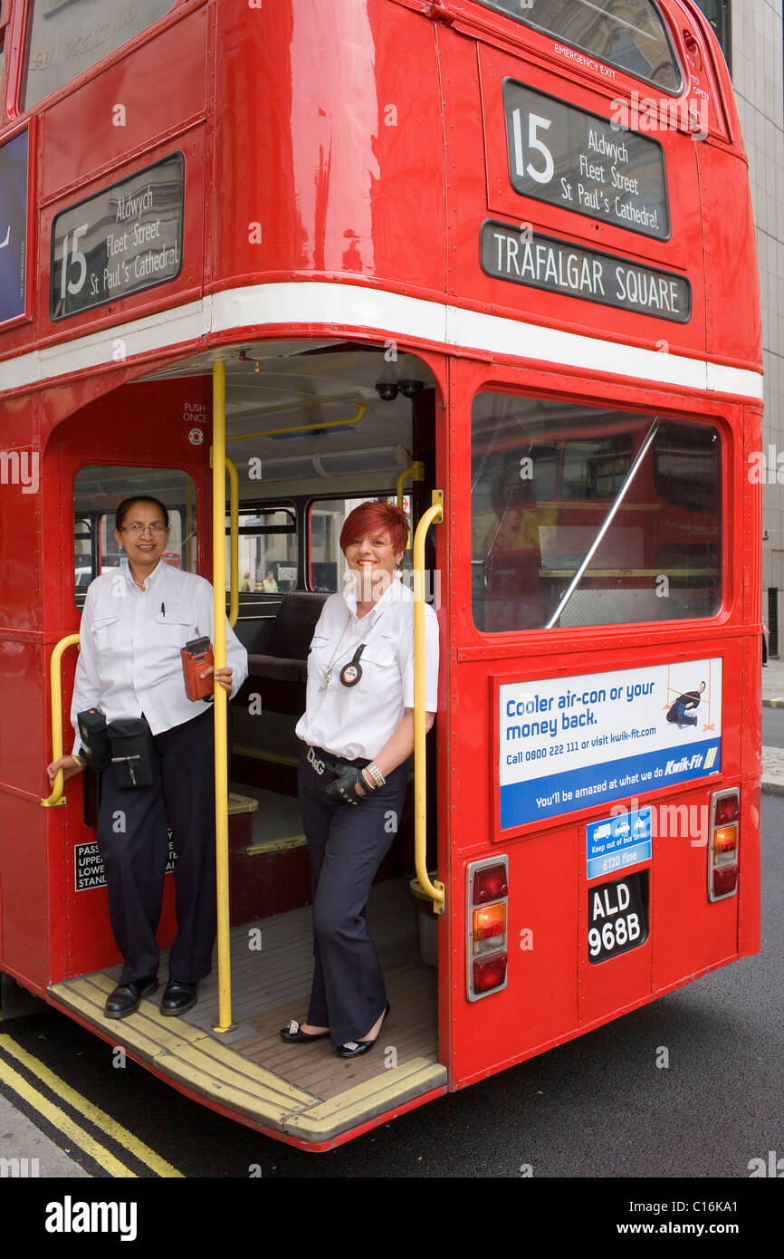 Una donna asiatica conducente e un conduttore femmina sul retro di un London red bus routemaster. Foto Stock