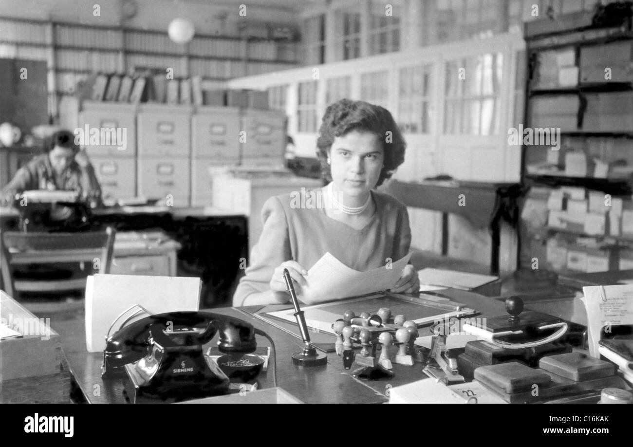 Fotografia storica, ufficio femmina dipendente al lavoro Foto Stock