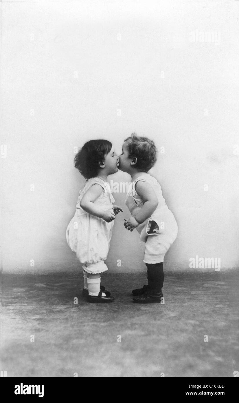 Fotografia storica, due piccoli bambini baciare Foto Stock