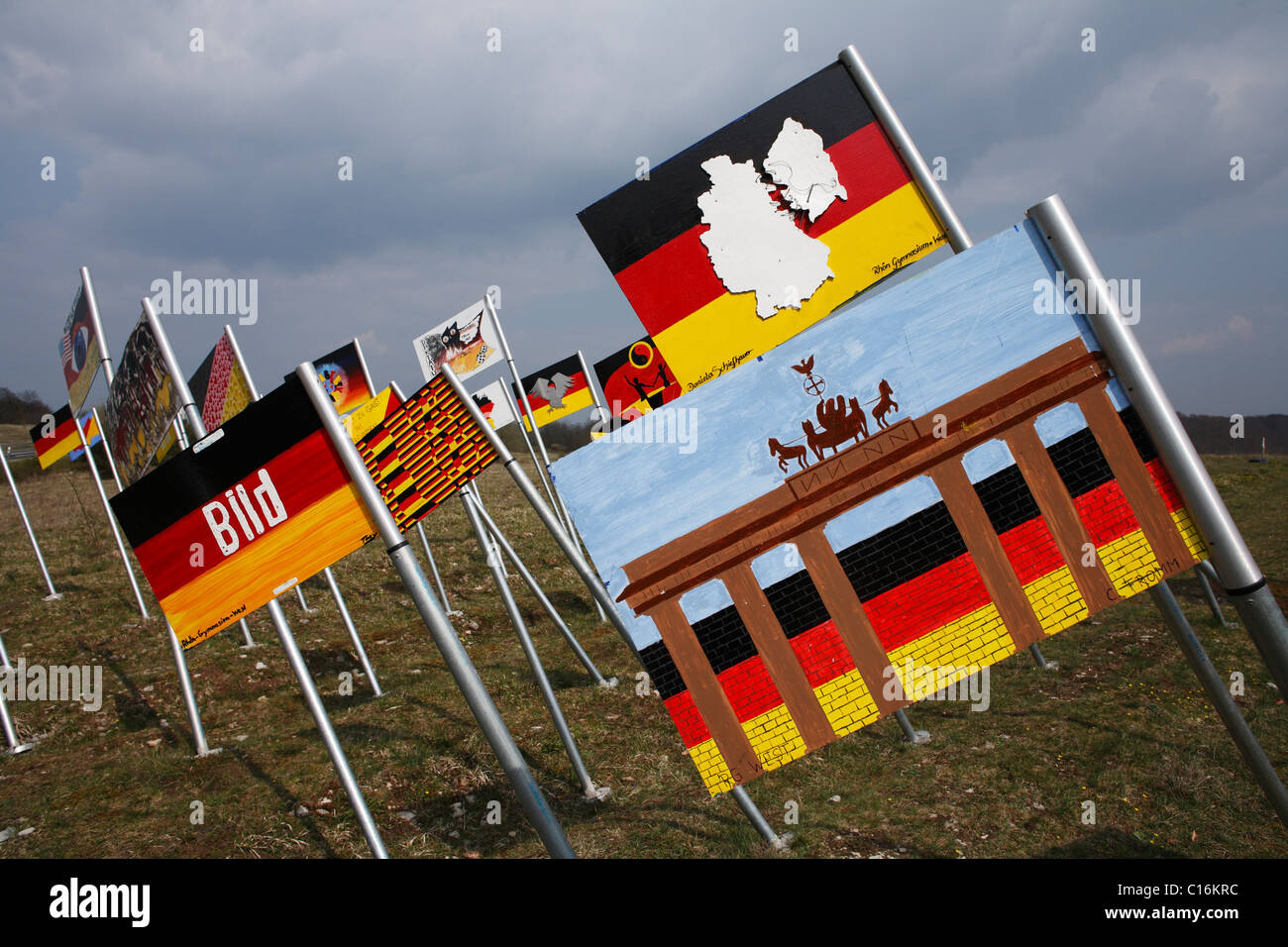 Il campo dei flag, 'Sculpture park' monumento nazionale a unità tedesca su della Turingia/confine bavarese vicino a Henneberg Foto Stock