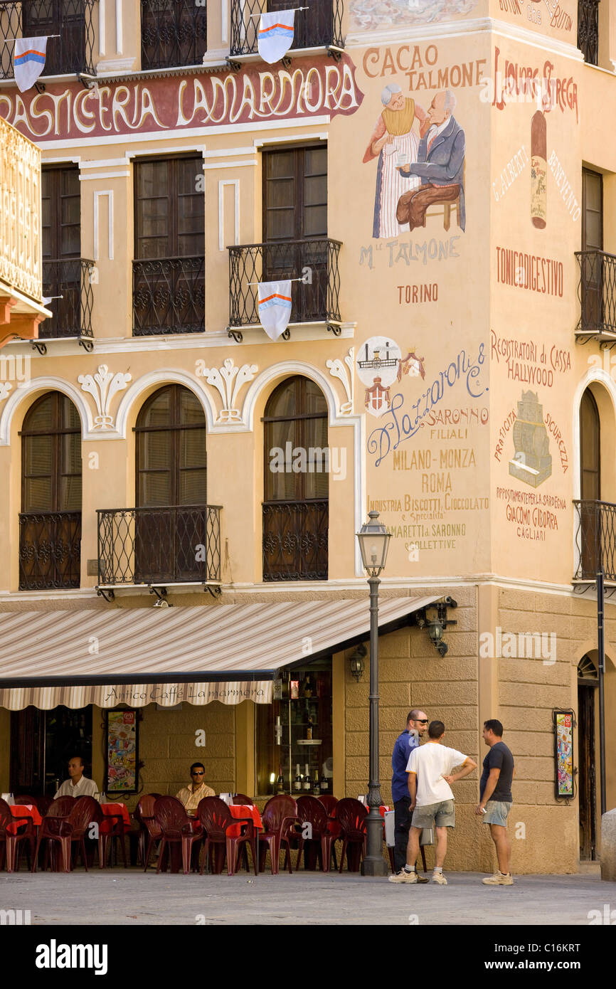 Casa dipinta con una caffetteria, centro storico di Iglesias, a sud-ovest della Sardegna, Italia, Europa Foto Stock