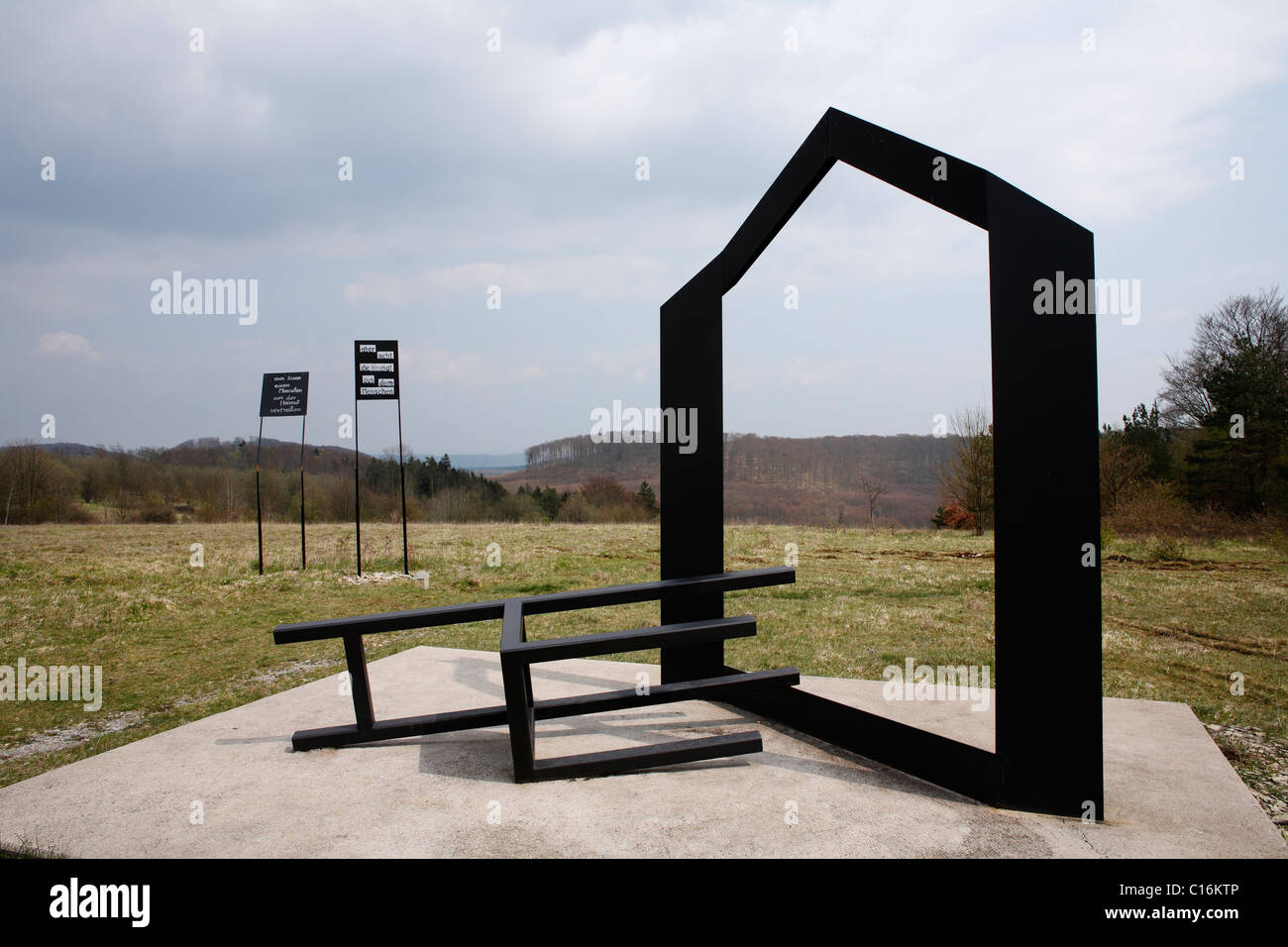 'L'espulsione' opera d'arte da Herbert cadde, 'Sculpture park' monumento nazionale a unità tedesca su della Turingia/confine bavarese Foto Stock