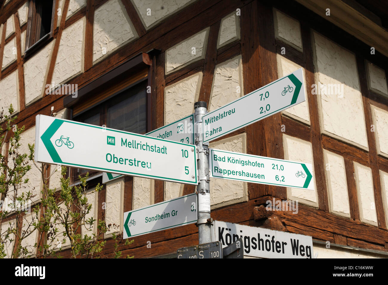 Pista ciclabile segni in Hendungen, Rhoen-Grabfeld, bassa Franconia, Baviera, Germania, Europa Foto Stock