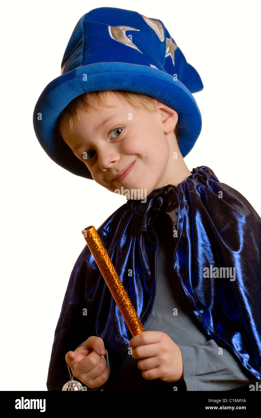 Un quattro-anno-vecchio ragazzo è vestito come un mago Foto Stock