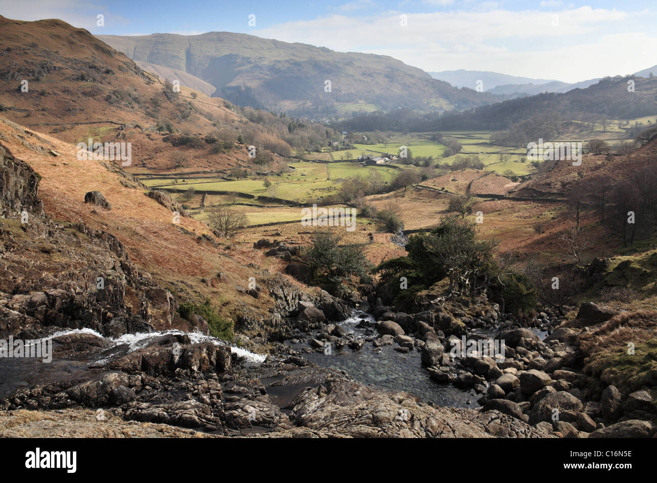 Cascata sul Sourmilk Gill che fluisce dal Easedale Tarn verso Grasmere, Lake District inglese Foto Stock