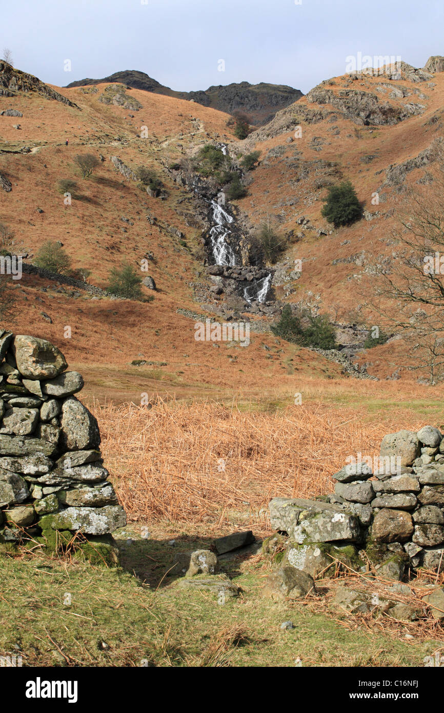 Cascata sul Sourmilk Gill che fluisce dal Easedale Tarn verso Grasmere, Lake District inglese Foto Stock