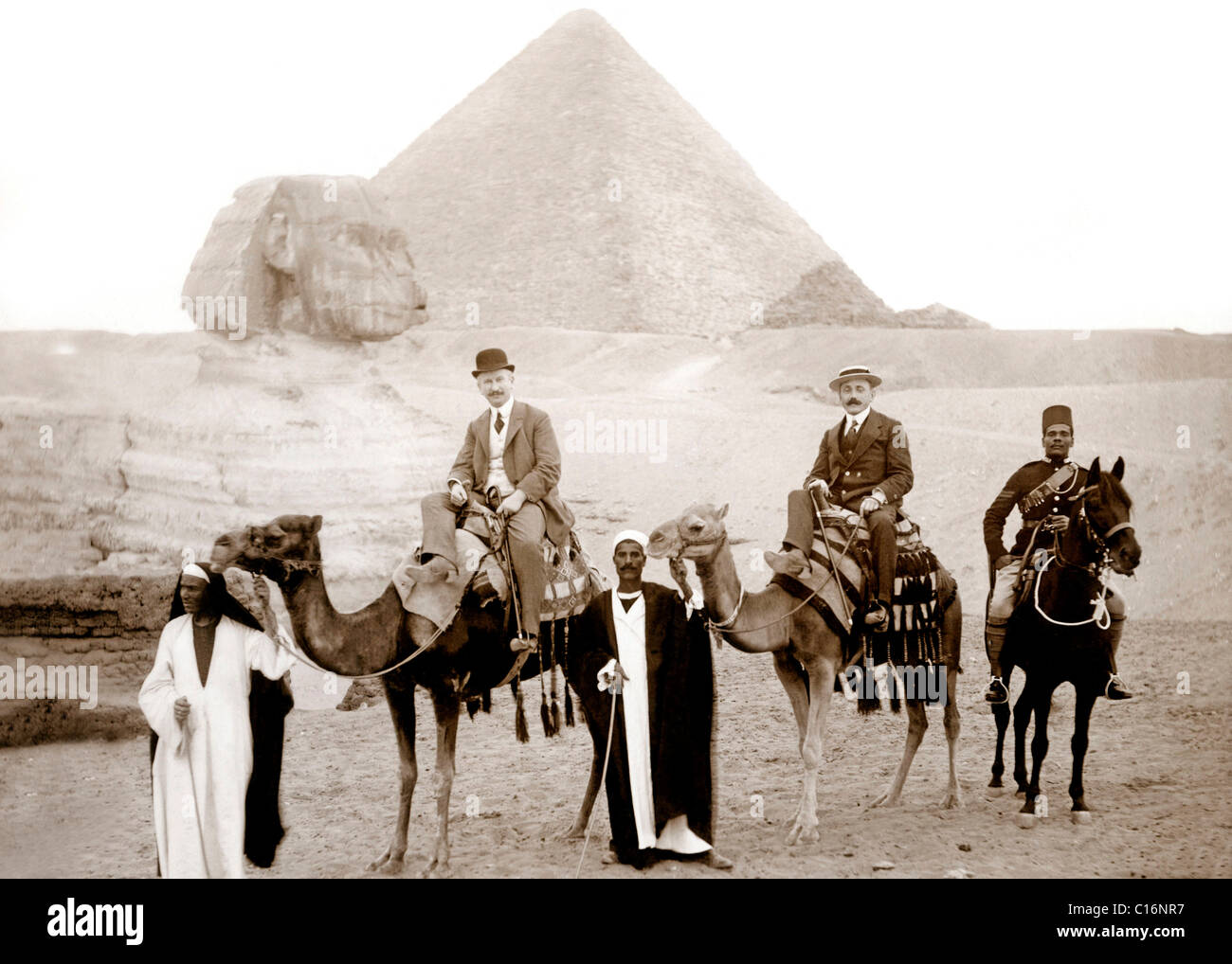Fotografia storica, torist gruppo presso le Piramidi di Giza in Egitto, Africa Foto Stock
