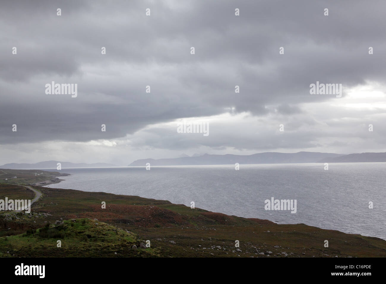 L'Isola di Skye sotto pesante copertura nuvolosa dalla costa occidentale della Scozia, Settembre 2010 Foto Stock
