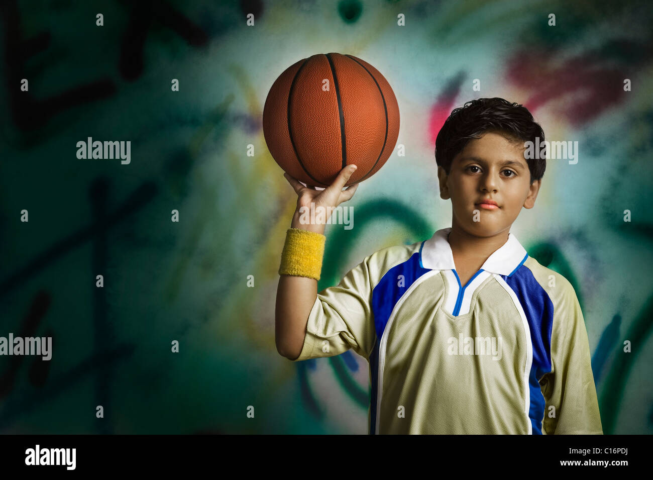 Ritratto di un ragazzo in possesso di un basket Foto Stock