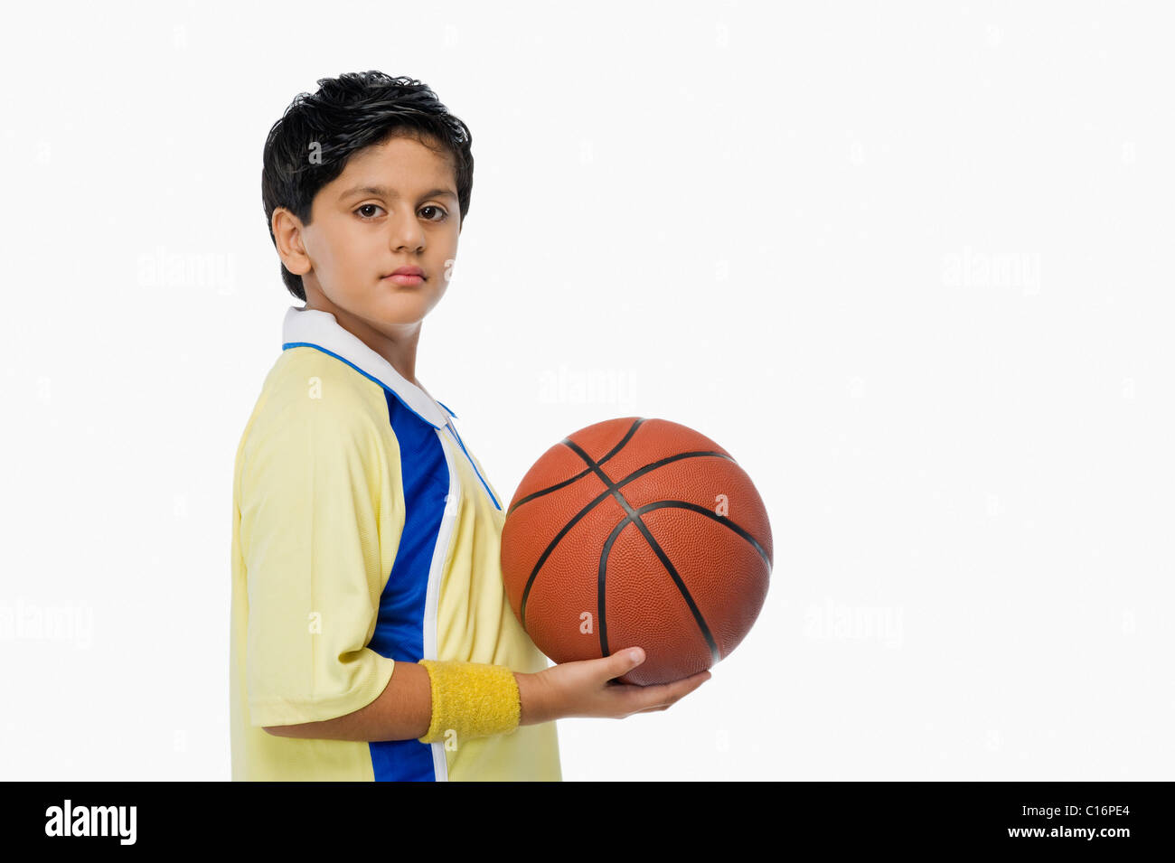 Ritratto di un ragazzo in possesso di un basket Foto Stock