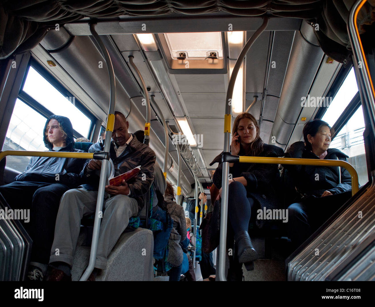 Multi etnico i passeggeri di un autobus urbano a Stoccolma Svezia Foto Stock