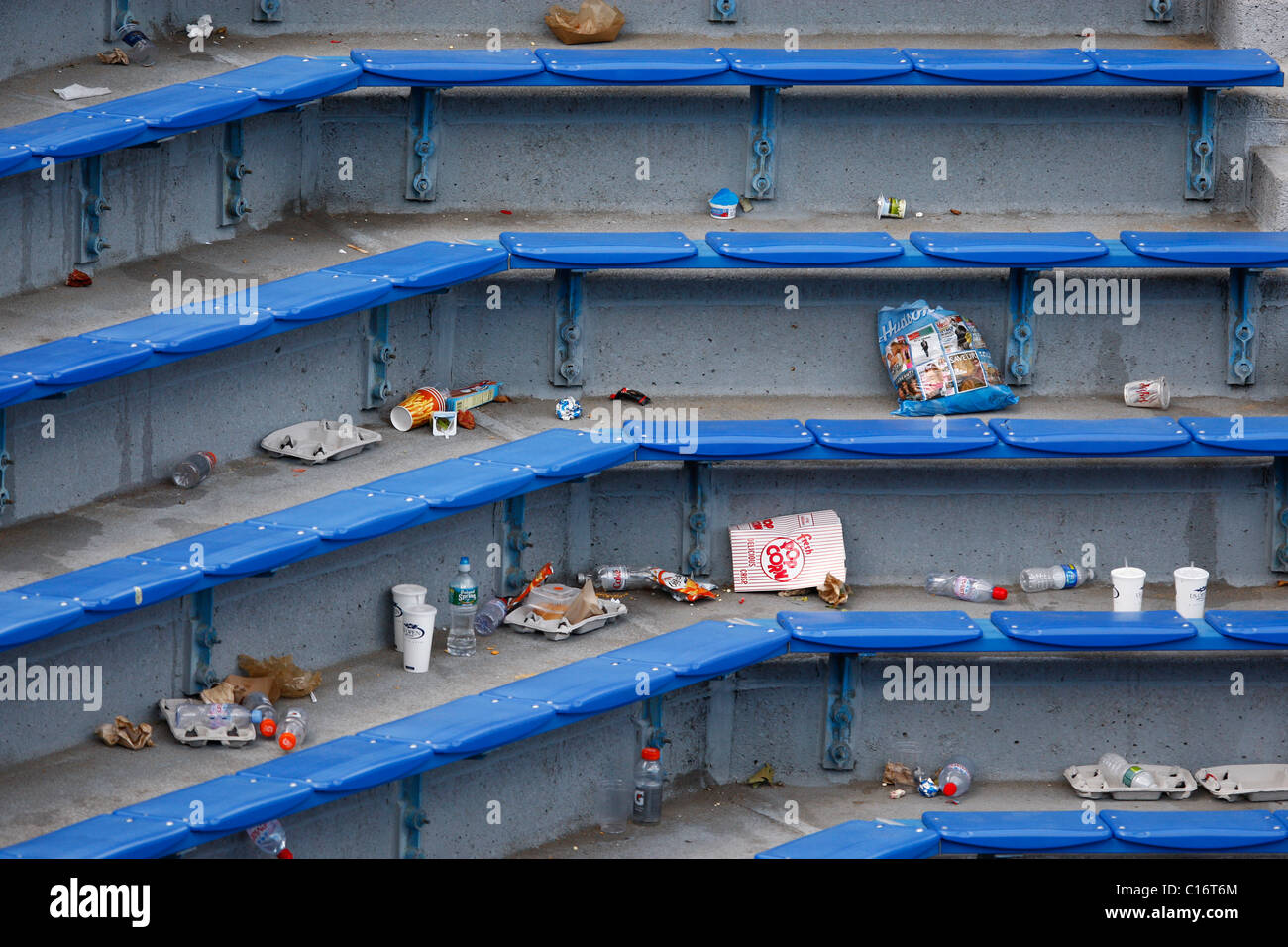 Garbage in gabbie vuote di Billie Jean National Tennis Center di New York. Foto Stock