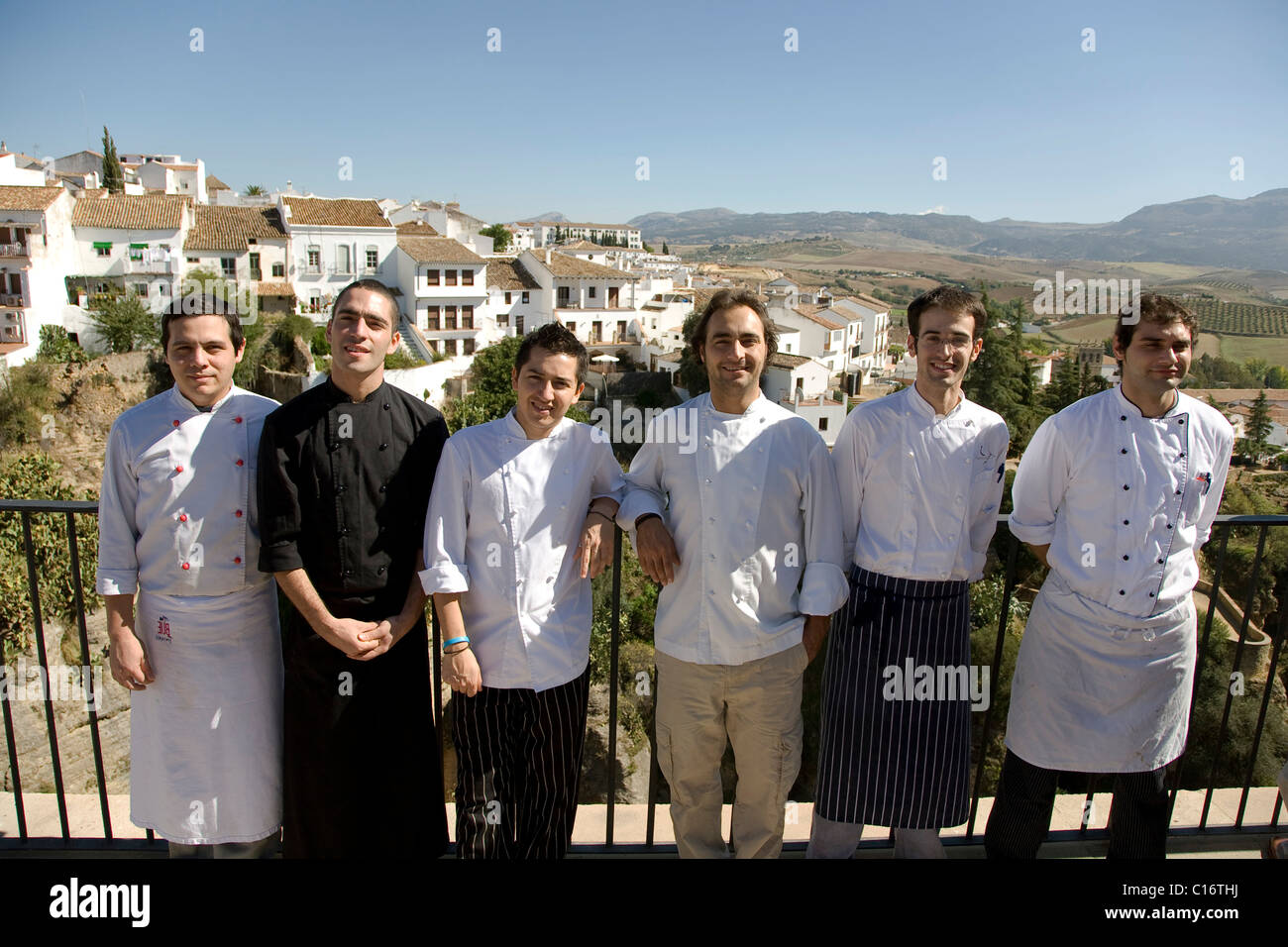 Capo cuoco Benito Gomez, terzo da destra, con i suoi cuochi dal ristorante Tragabuches a Ronda, Andalusia, Spagna, Europa Foto Stock